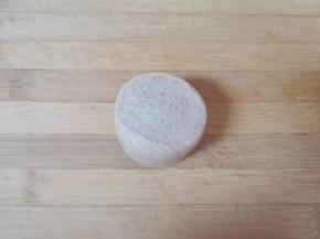 将小剂子竖起来整好形。