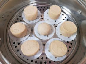 锅里加水放篦子，将做好的椽头馍生坯垫上油纸，移至篦子上，盖上锅盖二次发酵15分钟。 