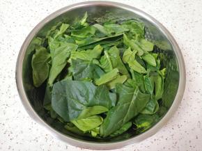 菠菜叶洗干净。 