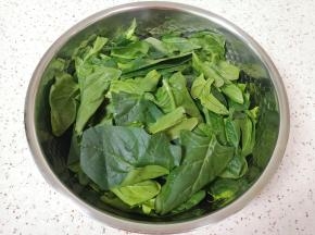 菠菜叶洗干净。 