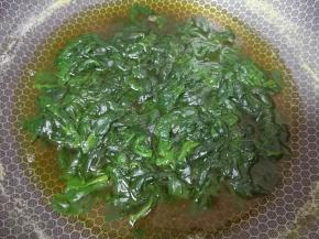 再次烧开以后转小火煮至菠菜叶软烂关火。