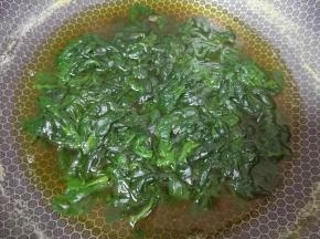 再次烧开以后转小火煮至菠菜叶软烂关火。