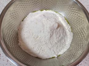 加入中筋面粉搅拌成絮状。