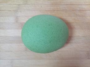 盖上保鲜膜饧半个小时。 