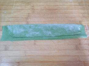多撒点干面粉将面片折叠起来。