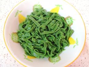 另起锅烧水下入菠菜面煮熟。