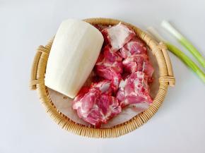 准备新鲜的猪杂骨，萝卜削皮备用。