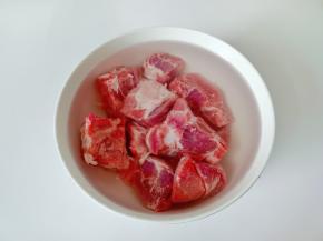 猪杂骨清水浸泡出血水。