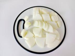 萝卜对半切开，切成厚片。