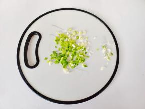 蒜苗清洗后对半切开，再切成小丁。