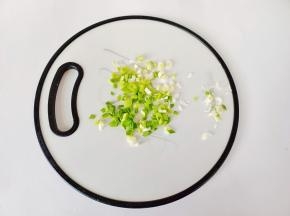 蒜苗清洗后对半切开，再切成小丁。