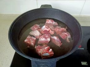 猪杂骨冷水下锅。