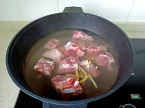 加少许的生姜丝，开大火开始焯水。