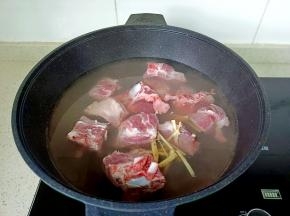 加少许的生姜丝，开大火开始焯水。