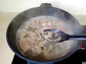 焯水期间撇去浮沫。