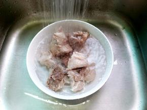 把焯好水的猪杂骨清洗干净。