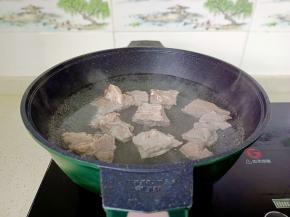 猪杂骨重新入锅。