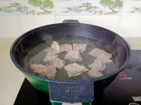 猪杂骨重新入锅。