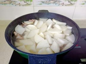 加上切好的萝卜开大火煮开转中火慢慢炖。