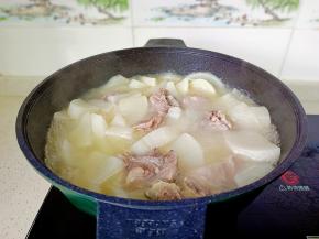 炖煮到汤汁浓郁。