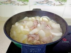 炖煮到汤汁浓郁。