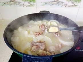 加盐，白胡椒粉调味。