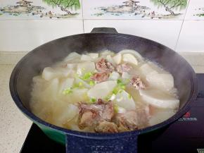 撒上切好的蒜苗粒。