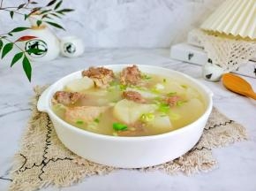 炖好的萝卜鲜甜可口。