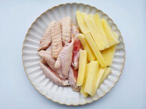 准备食材，鸡翅从中间剪开，土豆切粗条，