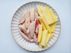 准备食材，鸡翅从中间剪开，土豆切粗条，
