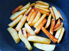 锅中放油烧热，放入土豆煎至金黄酥脆盛出，