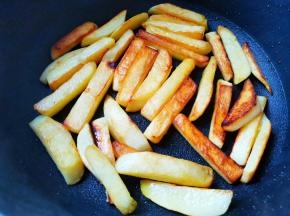 锅中放油烧热，放入土豆煎至金黄酥脆盛出，