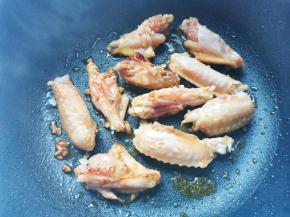 锅留底油，放入鸡翅煎至两面金黄，