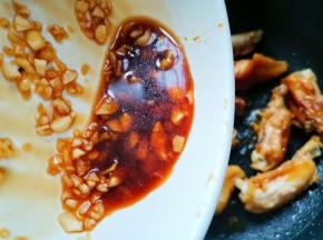 倒入剩余的腌料汁。