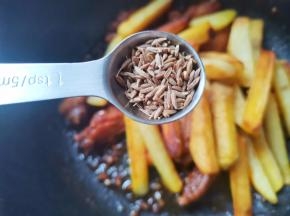 加一勺椒盐粉，一勺孜然粒，