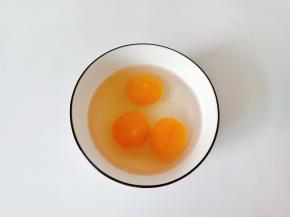 碗里打入三个鸡蛋。