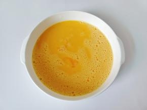 用筷子搅拌均匀。