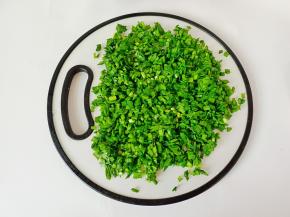 韭菜摘洗干净，切成小丁。