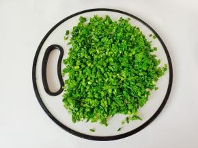 韭菜摘洗干净，切成小丁。