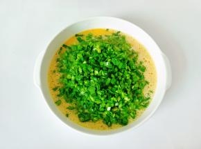 把切好的韭菜丁放入鸡蛋液。