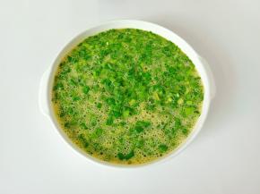 筷子搅拌均匀就可以。