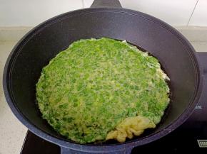 锅里多放一点油，油热放入蛋液开中火慢慢煎。