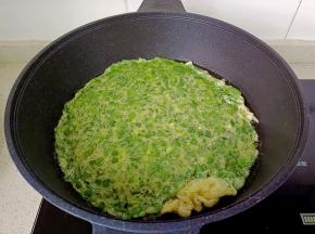 锅里多放一点油，油热放入蛋液开中火慢慢煎。