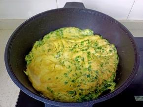 一面煎金黄色翻，另外一面煎，待两面都煎成金黄色即可。