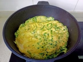 一面煎金黄色翻，另外一面煎，待两面都煎成金黄色即可。