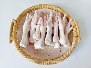 用剪刀把鸡爪的指甲剪掉。