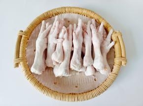 用剪刀把鸡爪的指甲剪掉。