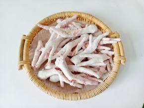 再把每个鸡爪对半剪开。