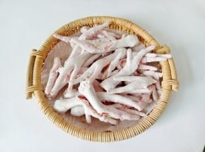 再把每个鸡爪对半剪开。