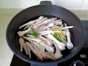 鸡爪冷水下锅加葱结，生姜。